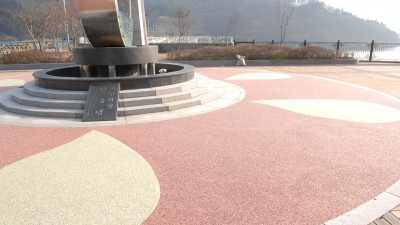 전남 장흥 탐진 댐 조형물 콩자갈 수지 포장